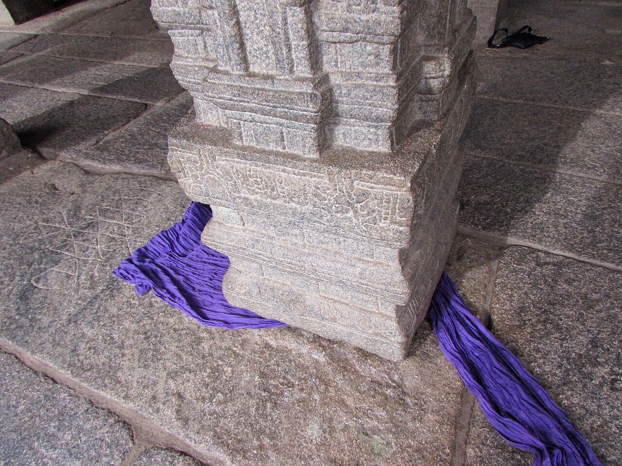 Lepakshi Temple Hanging Pillar Andhra Pradesh